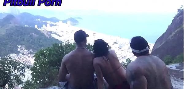  Fiz uma trilha com meu casal de amigos é fizemos uma suruba no topo do Rio de Janeiro mirante do urubu copacabana